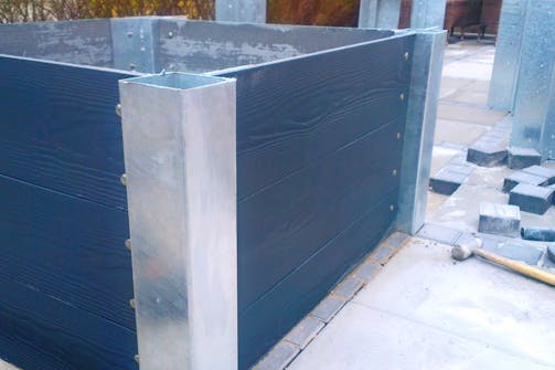 Plantekasse med stålstolper